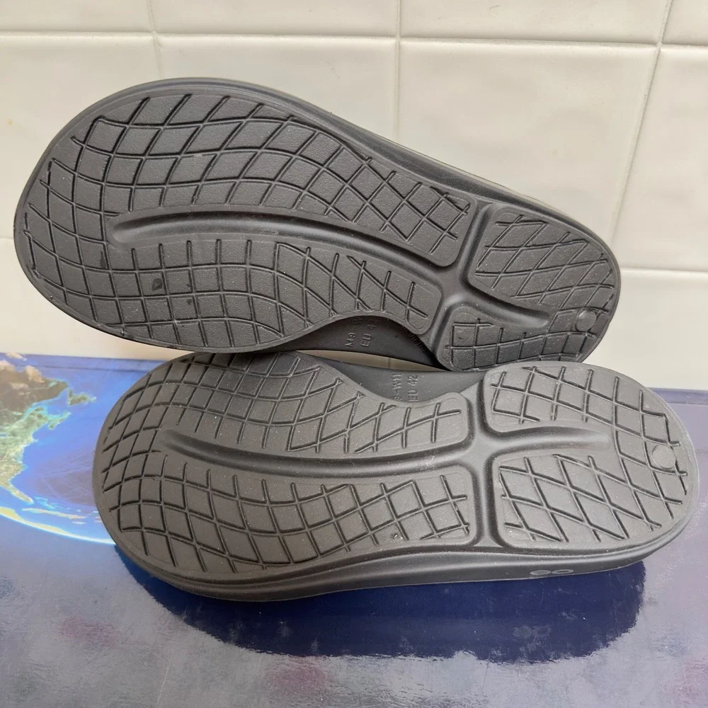 New OOFOS Original Flip Flop Mens 9 Euro 42 Womens size 11 Sandals Thongs No Tag